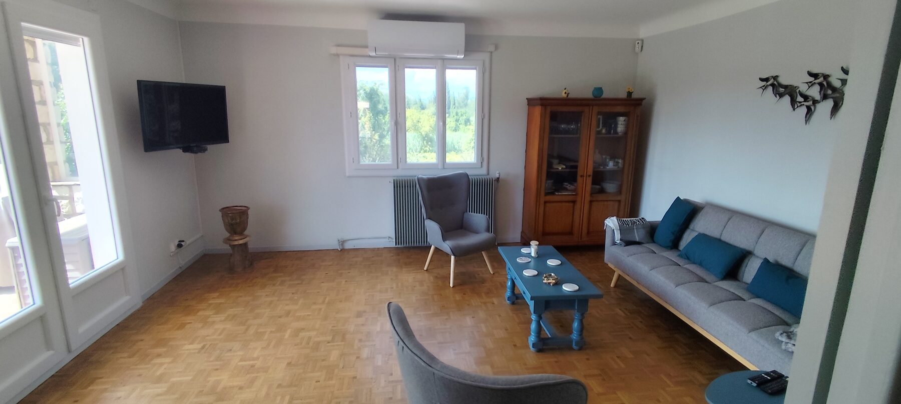 Salon avec canapé et grandes fenêtres